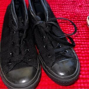 CHUCK Taylor’s in black on black hi tops sz 2